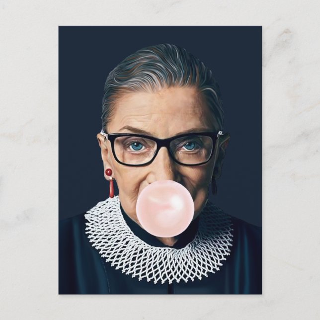 Postal Ruth Bader Ginsburg soplando chicle rosa    (Anverso)