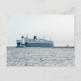 Postal S.S. El Badger que sale de la neblina