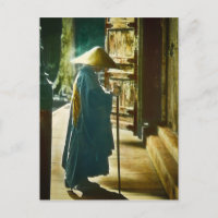Sacerdote rezando en la vieja linterna mágica vent