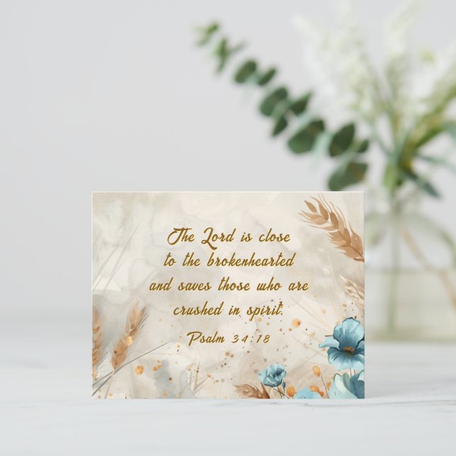 Postal Salmo 34:18 El Señor está cerca de la Biblia de co (Anverso de pie)