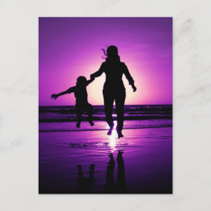 Postal Salto de playa de madre e hijo
