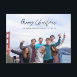 Postal Saludo moderno, Fotos de la familia navideña<br><div class="desc">Feliz Navidad. Celebra la temporada con esta postal familiar. Es totalmente personalizable y personalizada con tus propios mensajes de bienvenida. Por favor, agregue su dirección de devolución para enviarla fácilmente. Es sencillo, fácil, pero moderno, minimalista y festivo. Esta es la postal perfecta para enviar sus deseos de vacaciones. Calligrafía de...</div>