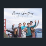 Postal Saludo moderno, Fotos de la familia navideña<br><div class="desc">Feliz Navidad. Celebra la temporada con esta postal familiar. Es totalmente personalizable y personalizada con tus propios mensajes de bienvenida. Por favor, agregue su dirección de devolución para enviarla fácilmente. Es sencillo, fácil, pero moderno, minimalista y festivo. Esta es la postal perfecta para enviar sus deseos de vacaciones. Calligrafía de...</div>