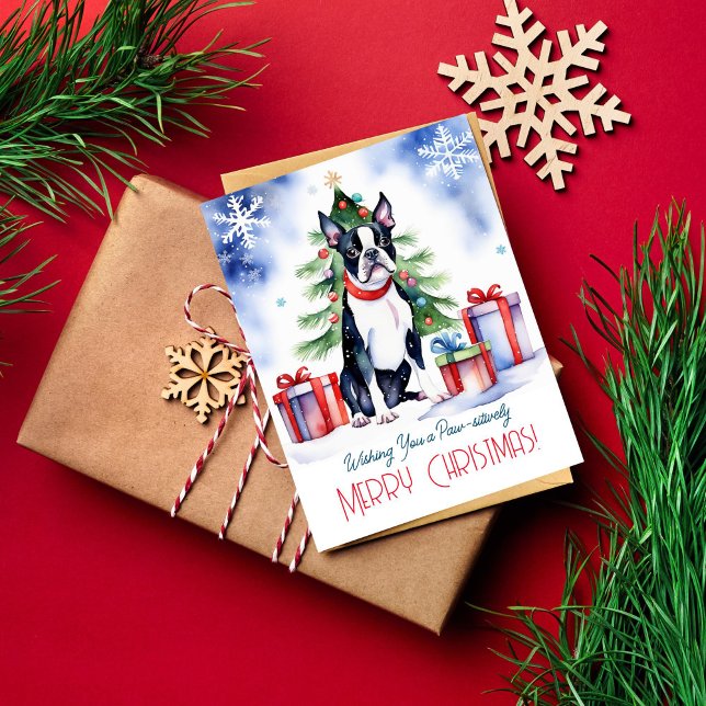 Postal Saludos de Navidad Terribles de Boston para los pe (Boston Terrier Christmas greetings postcard watercolor cute puppy by Christmas tree with gifts)