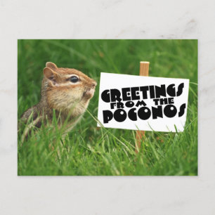 Postal ¡Saludos desde los Poconos! Chipmunk con Rótulo