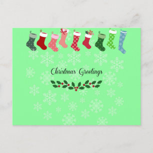 Postal Saludos navideños con copos de nieve y medias