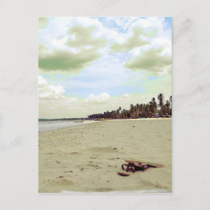 Postal Sandalias en la playa tropical