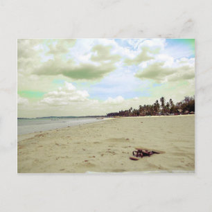 Postal Sandalias en playa tropical