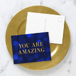 Postal Sapphire Blue Bokeh Ilumina Oro Eres Increíble<br><div class="desc">Postal motivacional de moda con las palabras "Eres asombroso" en falso Relieve metalizado de oro contra un fondo de patrón de luces de bokeh azul zafiro. Para agregar texto a la tarjeta, haga clic en el botón "Personalizar". *Tenga en cuenta que la marca de agua Zazzle que aparece en la...</div>