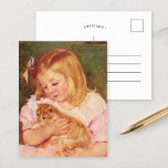 Postal Sara sosteniendo un gato | Mary Cassatt<br><div class="desc">Sara Holding a Cat (1908) de la artista impresionista estadounidense Mary Cassatt. Una pintura original de arte fino representa un retrato de una niña que usa un vestido rosa y sostiene un gatito. Utilice las herramientas de diseño para agregar texto personalizado o personalizar la imagen.</div>