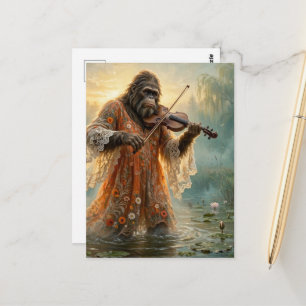 Postal Sasquatch con un violín en la laguna de lirios
