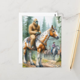 Postal Sasquatch monta un caballo en una ruta