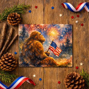 Postal Sasquatch sosteniendo la bandera estadounidense fu