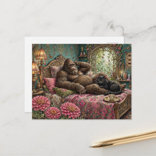 Postal Sasquatch y un gato lindo descansan en la cama