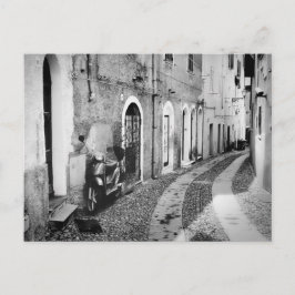 Postal Scooter en una calle de Italia en blanco y negro