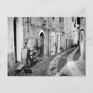 Postal Scooter en una calle de Italia en blanco y negro