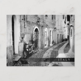 Postal Scooter en una calle de Italia en blanco y negro