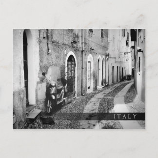 Postal Scooter en una calle de Italia en blanco y negro