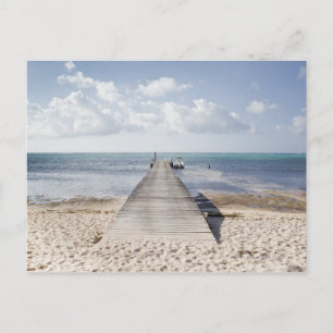 Postal Se extiende un largo pontón con un barco al final