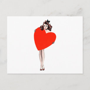 Postal Señora Vintage sosteniendo el corazón del amor