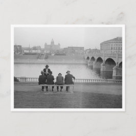 Postal Sentado A Orillas Del Río