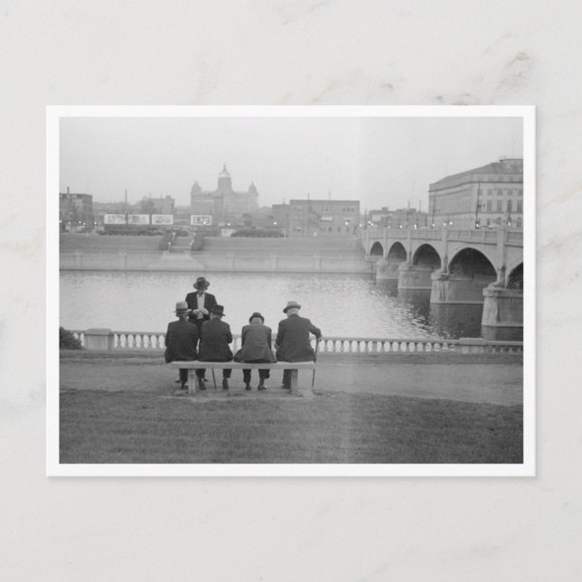 Postal Sentado A Orillas Del Río (Anverso)