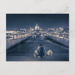 Postal Sentado frente a la Catedral de San Pablo, Londres