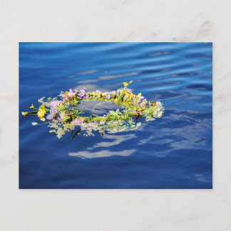 Postal Serena corona de flores silvestres flotantes sobre