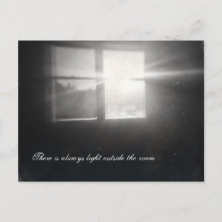 Postal Siempre hay luz fuera de la habitación