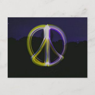 Postal Signo de paz brillante en montañas de cielo noctur