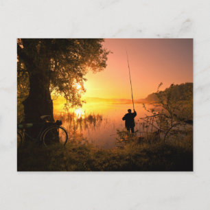 Postal Silhouette de Fisherman en el lago al atardecer