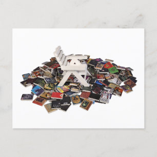 Postal Silla de la playa blanca sobre un montón de libros