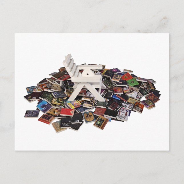 Postal Silla de la playa blanca sobre un montón de libros (Anverso)