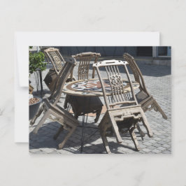 Postal Sillas apoyadas sobre la mesa