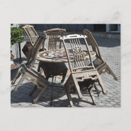 Postal Sillas apoyadas sobre la mesa