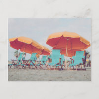 Sillas de playa en fotografías de viajes azules y 