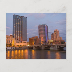 Postal Silueta de la ciudad al atardecer, en el Grand Riv