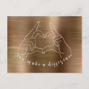Postal Símbolo de mano del corazón: tú marcas la diferenc