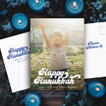 Postal Simple diversión moderna tipografía retro feliz Ha<br><div class="desc">Fun retro vintage tipografía fúnebre postcard leyendo Feliz Hanukkah con tu foto y mensaje personalizado. Espacio para mensajes preimpresos adicionales en la parte posterior.</div>