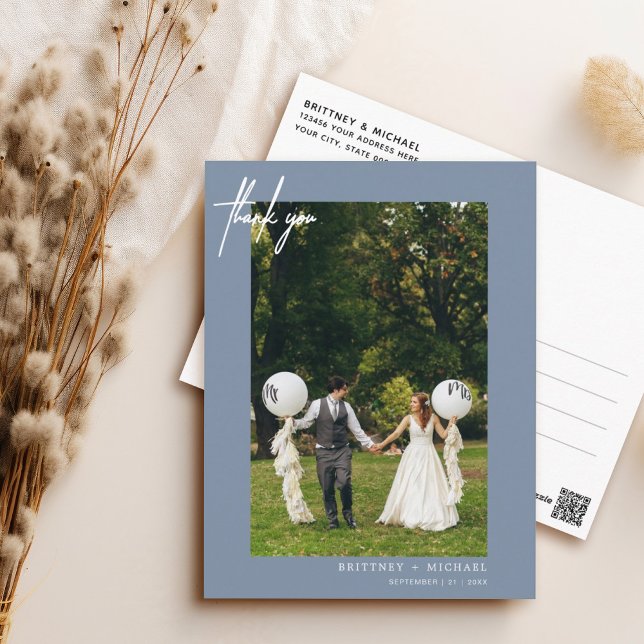 Postal Simple Dusty Blue Photo Moderno Gracias (Elegant hand lettered thank you wedding postcard with a minimalistic design perfect for any couple.)