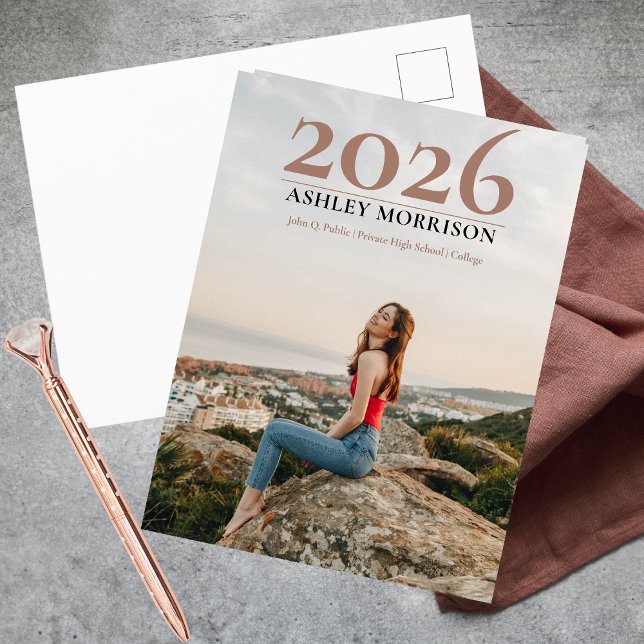 Postal Simple y elegante foto de graduación de terracota  (Simple Classy 2026 Photo Terracotta Graduation Announcement Postcard)