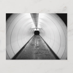 Postal Singapur. Un túnel peatonal iluminado en