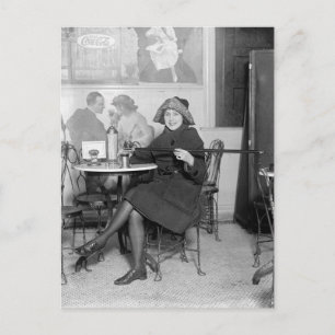 Postal Sirviendo una bebida de un frasco oculto, 1922