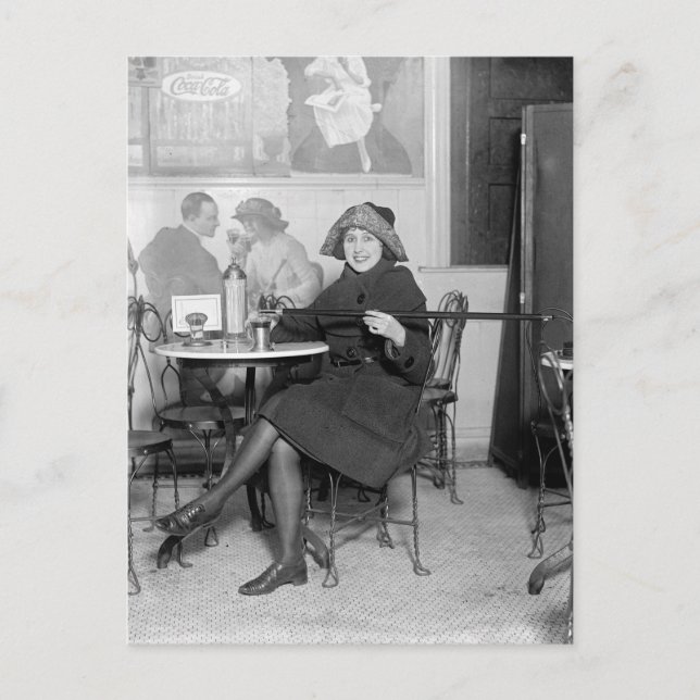 Postal Sirviendo una bebida de un frasco oculto, 1922 (Anverso)