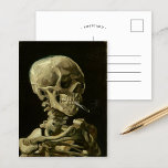 Postal Skeleton con cigarrillo en llamas | Vincent van Go<br><div class="desc">El cráneo de un esqueleto con cigarrillo en llamas (1886) de Vincent van Gogh es un cuadro sorprendente y poco convencional que presenta un cráneo humano con un cigarrillo iluminado entre los dientes. El fondo oscuro aumenta la oscuridad de la figura esquelética, mientras que la pequeña columna de humo añade...</div>
