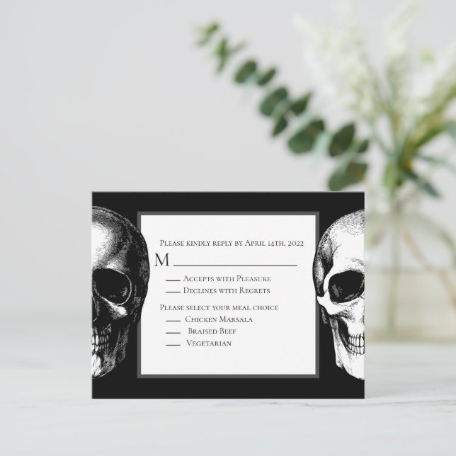 Postal Skull Gothic Halloween Boda Reply Card (Anverso de pie)