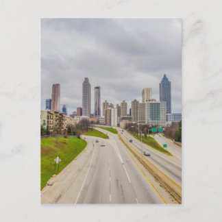 Postal Skyline de Atlanta sobre la autopista