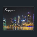 Postal Skyline de Singapur<br><div class="desc">Un paisaje urbano pintoresco. El horizonte de singapur por la noche con muchos edificios de altura iluminados con sus coloridas reflexiones iluminando el pintoresco paseo marítimo a lo largo del río Singapur.</div>