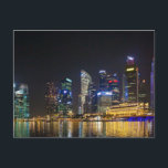 Postal Skyline de Singapur<br><div class="desc">Un paisaje urbano pintoresco. El horizonte de singapur por la noche con muchos edificios de altura iluminados con sus coloridas reflexiones iluminando el pintoresco paseo marítimo a lo largo del río Singapur.</div>