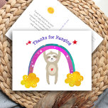 Postal Sloho Boho Rainbow Birthday Cute Modern Gracias<br><div class="desc">"Gracias por colgar". Una imagen dulce y lúdica de un lindo kawaii, perezoso colgado en un arcoiris colorido y boho con tipografía escrita a mano morada ayuda a expresar tu aprecio. Un sol sonriente, amarillo y una tipografía gris suave están en la parte trasera. Gracias a sus invitados con estas...</div>